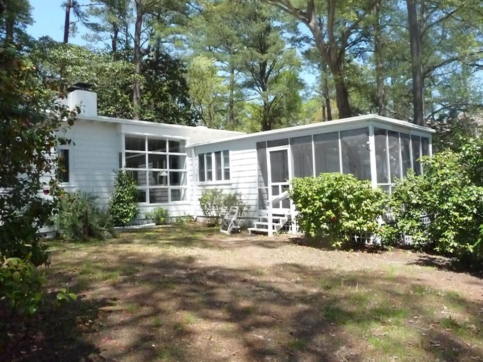 ENJOY Back Yard Nature and Privacy while you Barbecue off Screen Porch