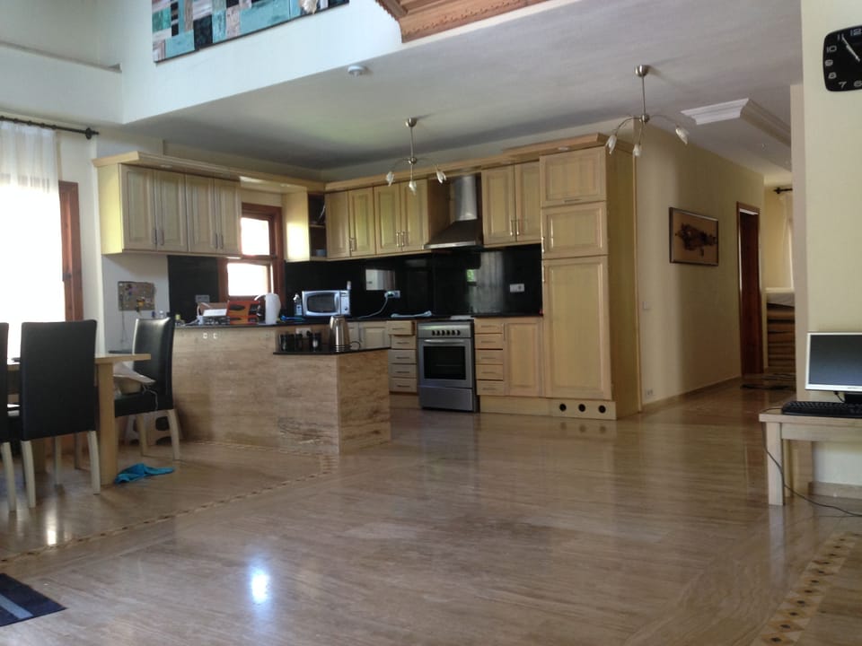 large open plan dining and lounge area great for entertaining and dancing !!