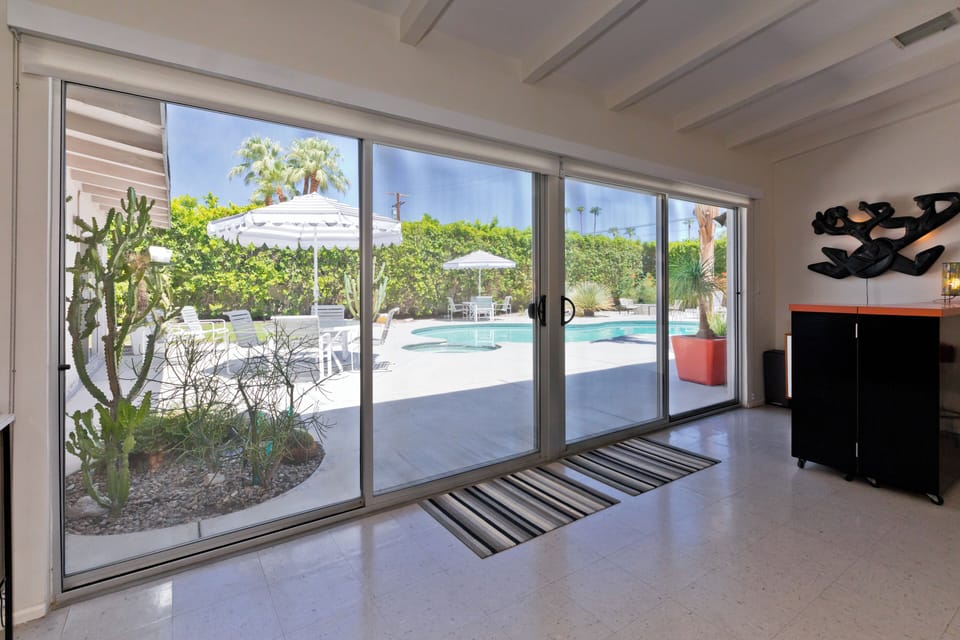 Walls of glass blend the outdoors with the indoors