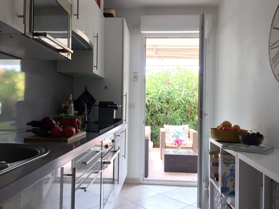 Fully equipped kitchen with terrace access