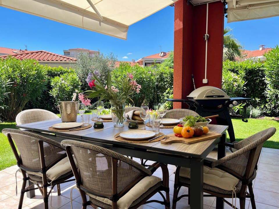 Enjoy a meal here in the sun!
