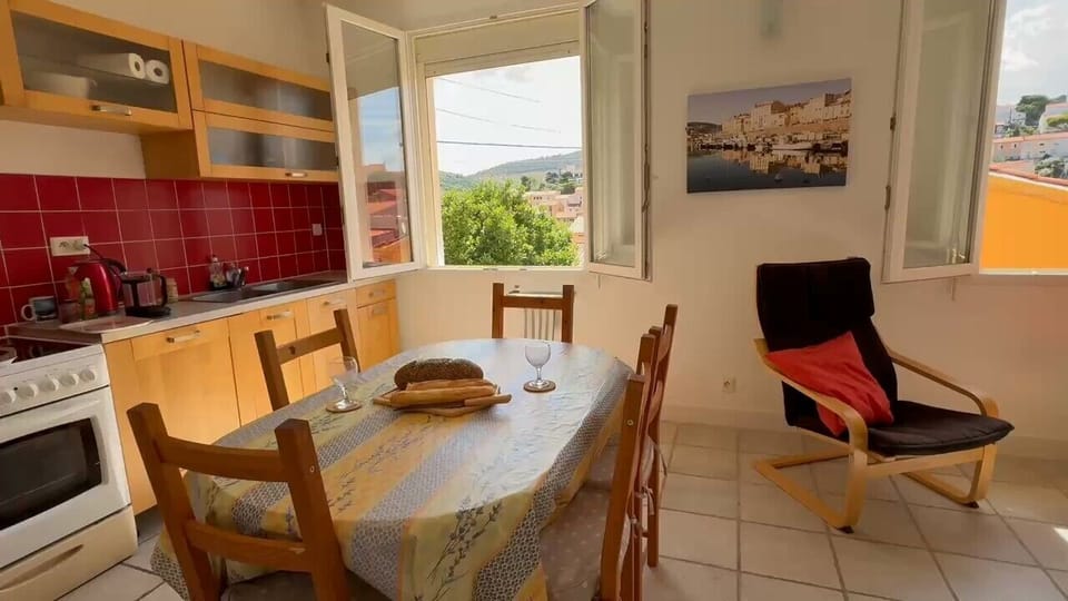 Dining area with seating for 6 people
