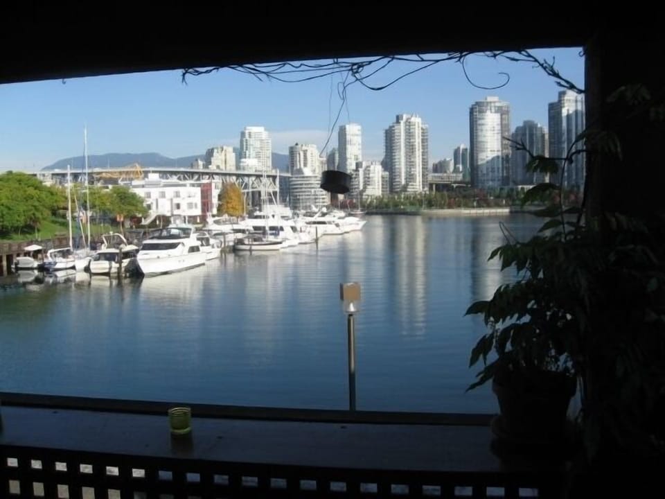 Sheltered Front Deck - Outdoor Dining option: E-N-W Views