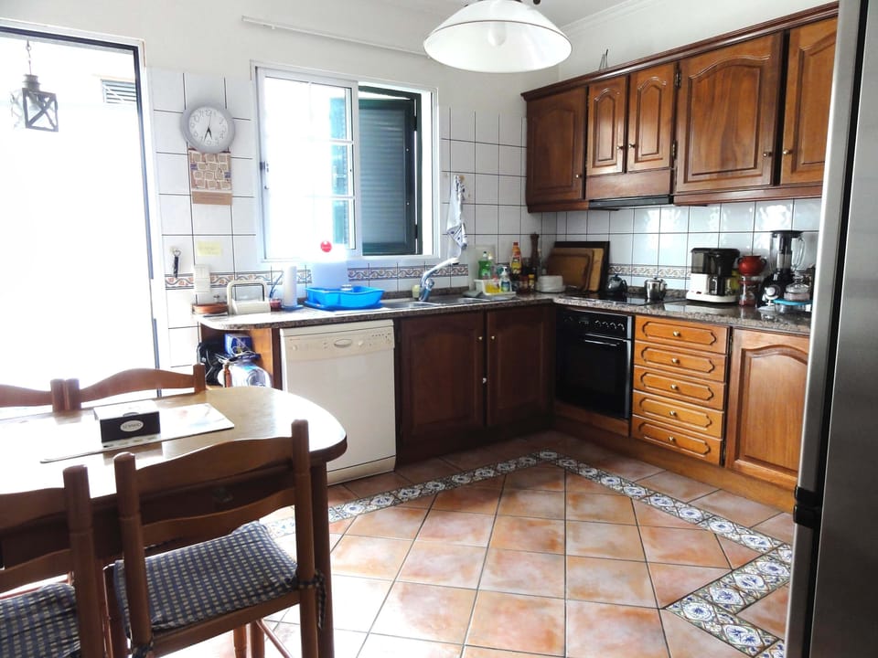 Main kitchen full equiped. Table for 6 to 8 persons. 
