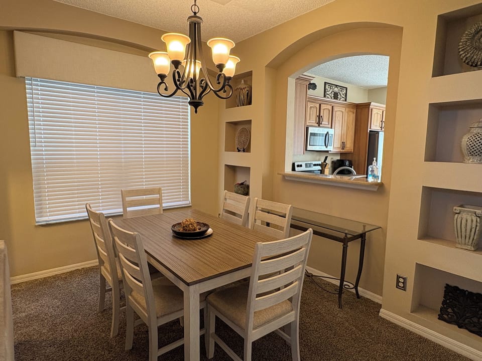 6 bed comfort, close to the parks & superb lake view with private pool Villa in Kissimmee