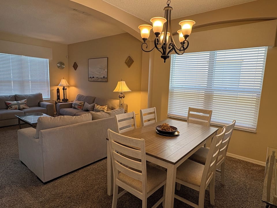 6 bed comfort, close to the parks & superb lake view with private pool Villa in Kissimmee