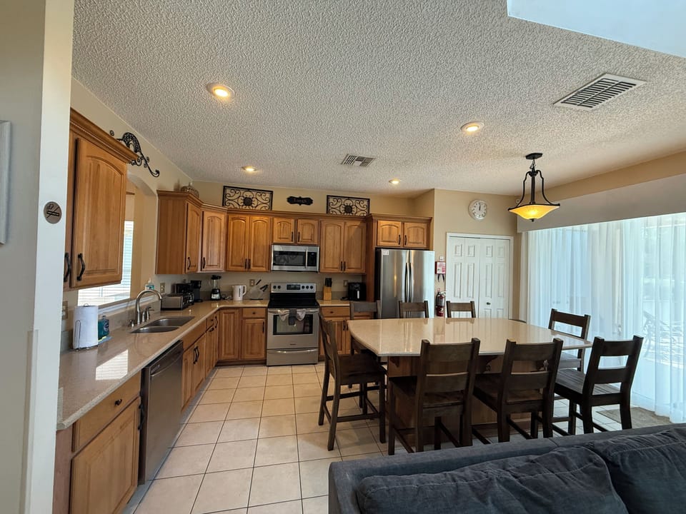 6 bed comfort, close to the parks & superb lake view with private pool Villa in Kissimmee