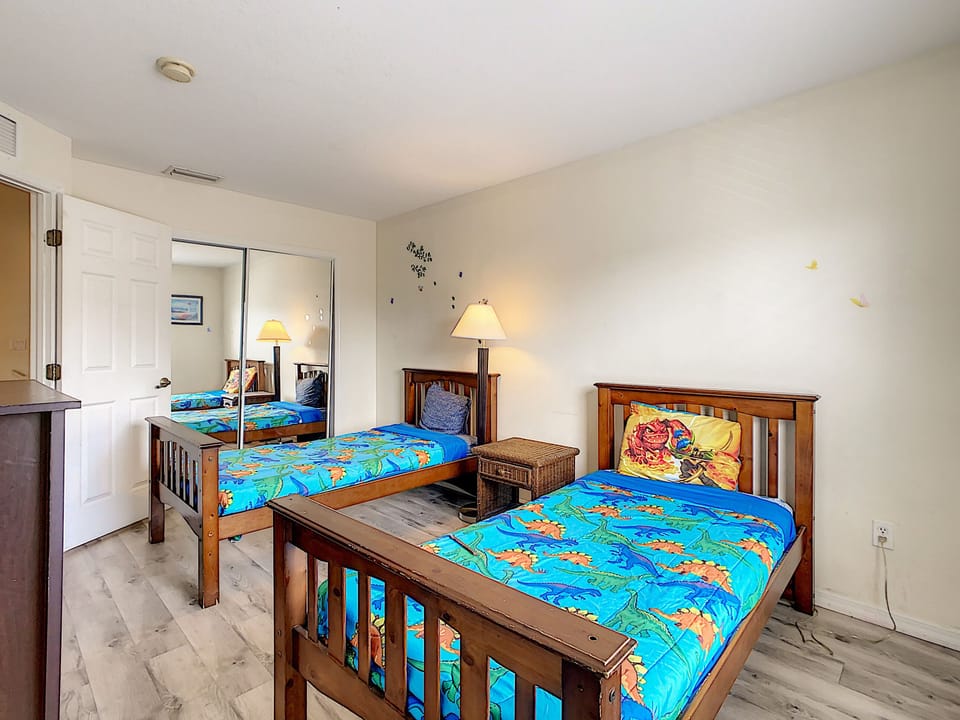 The 4th bedroom upstairs with 2 full size twin beds
