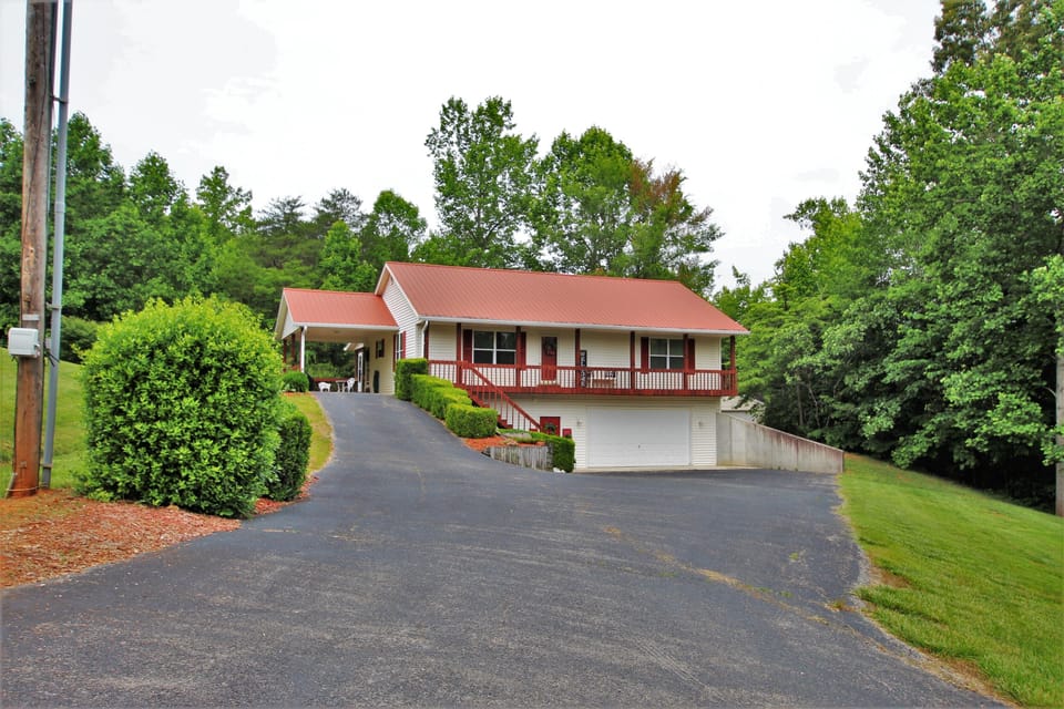 Front view of property