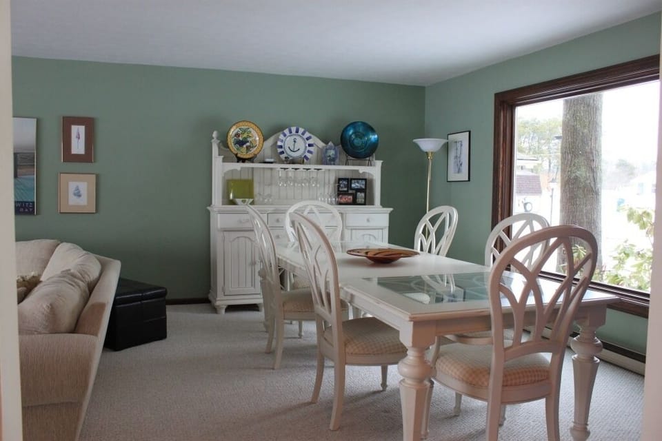 Dining room with table that expands to accomodate 10-12