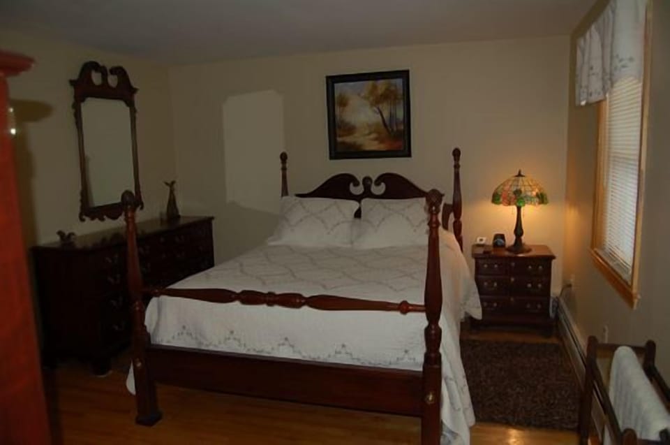 Queen size Bed with Bath
