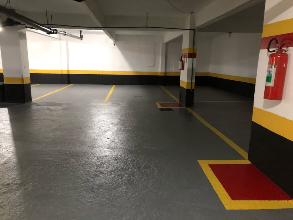 Garagem fechada com elevador e vaga privativa 