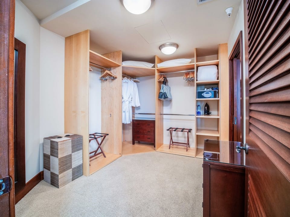 Contemporary Master Private En-Suite Bath Private WC Walk-In Closet