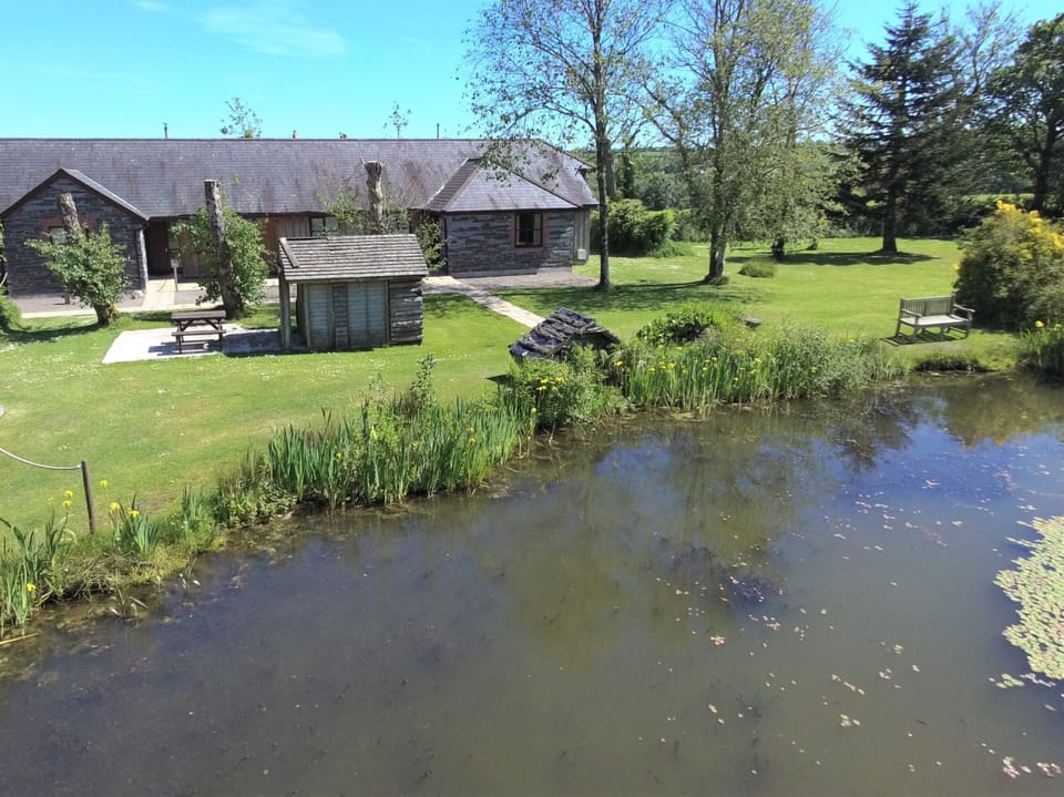 Ash cottage - stunning lakeside setting