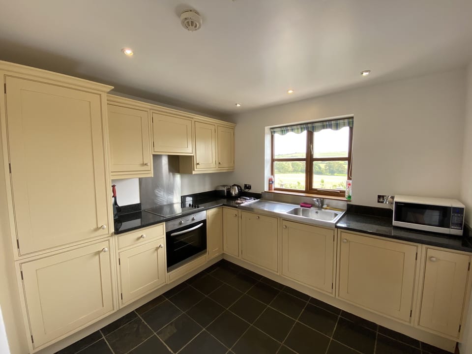 Well equipped kitchen with fr/frzer, oven, hob dishwasher & washing machine