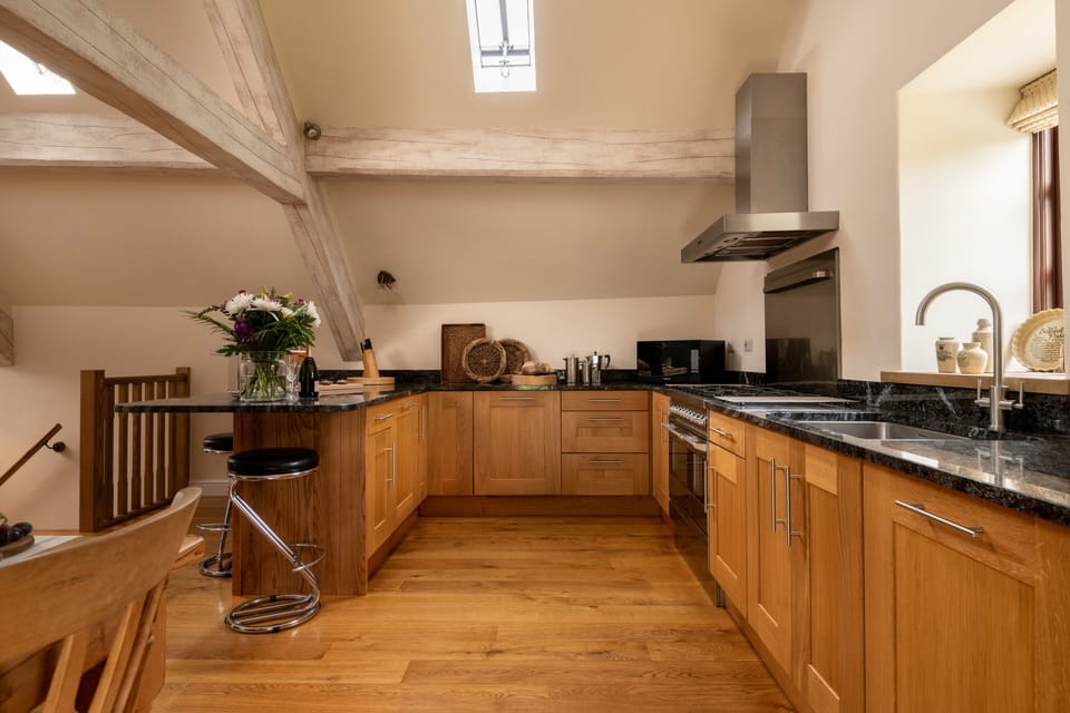 Oak kitchen, granite tops, all mod cons