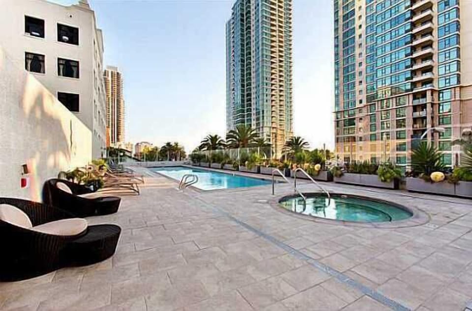 Relaxing swimming pool, spa, lounge terrace & BBQ area.