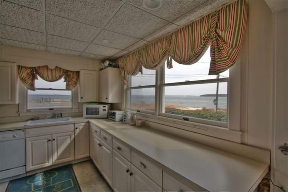 Fully Equipped Kitchen w/ Incredible Views While Cooking