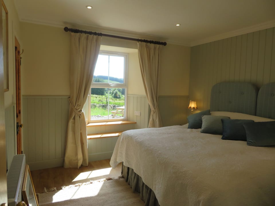 Finchairn Cottage downstairs double bedroom with ensuite loo/basin.