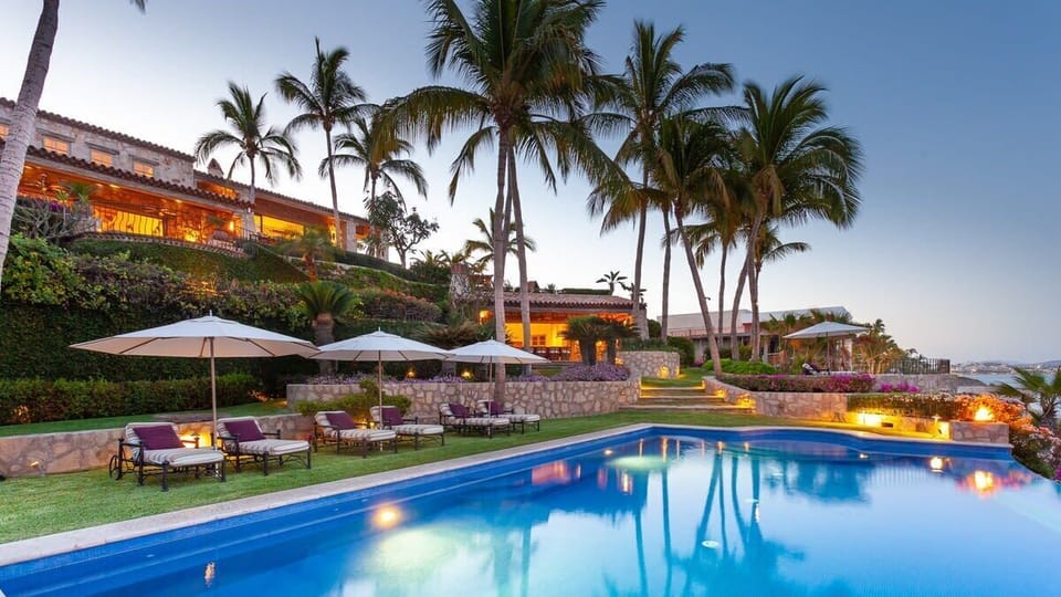 Casa Koll - Stunning evening capture of the pool and backyard