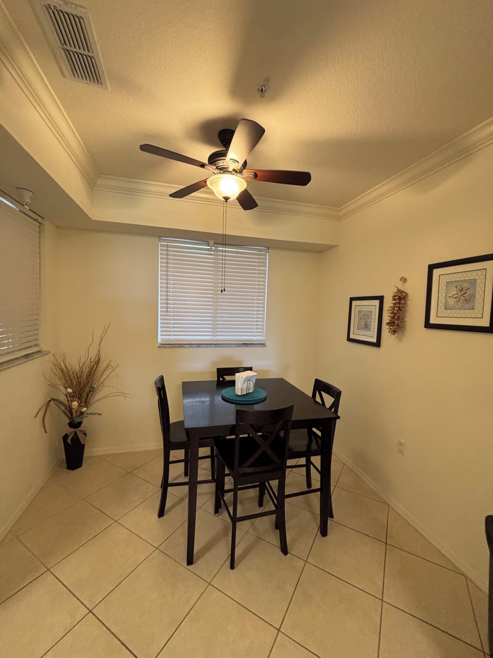Breakfast/dining area