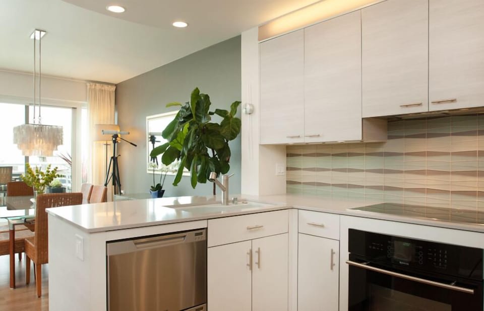 CONTEMPORARY, TASTEFUL AND BRIGHT. VIEWS OF CITY AND BAY.