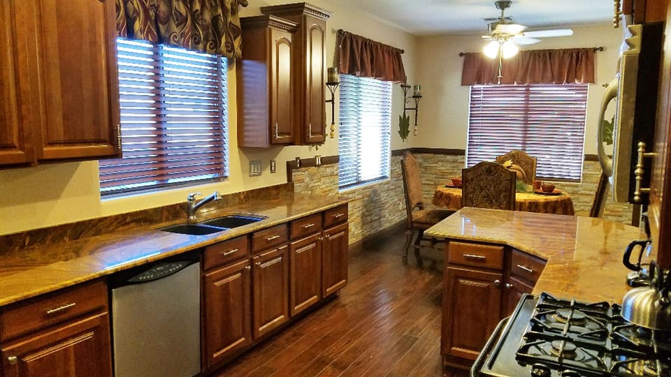 Great Kitchen - plenty of work space
