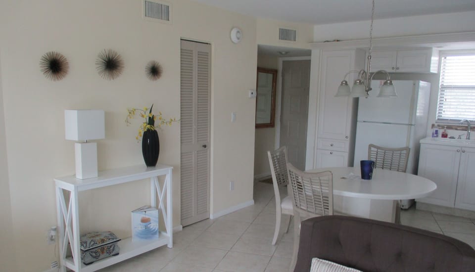 Kitchen/Dinning area, Front entrance