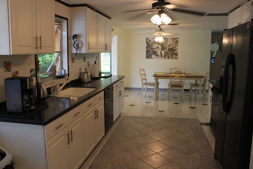 kitchen / the dining room