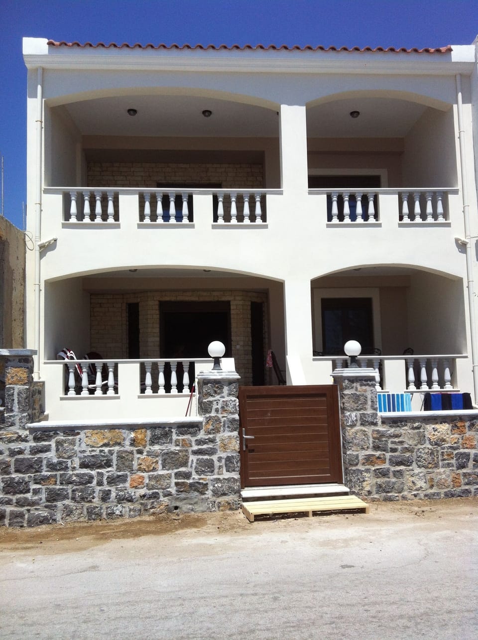 Villa Komi - Street view of the home