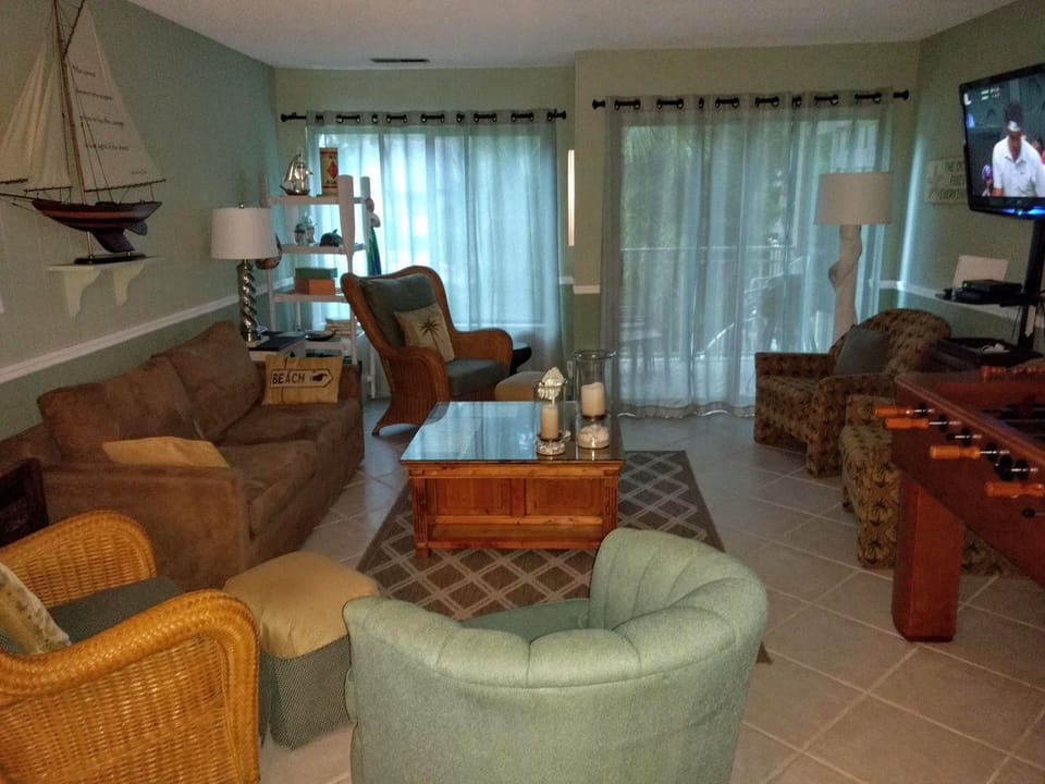 Relax - a peaceful setting of driftwood & watercolors; queen bed sofa main level