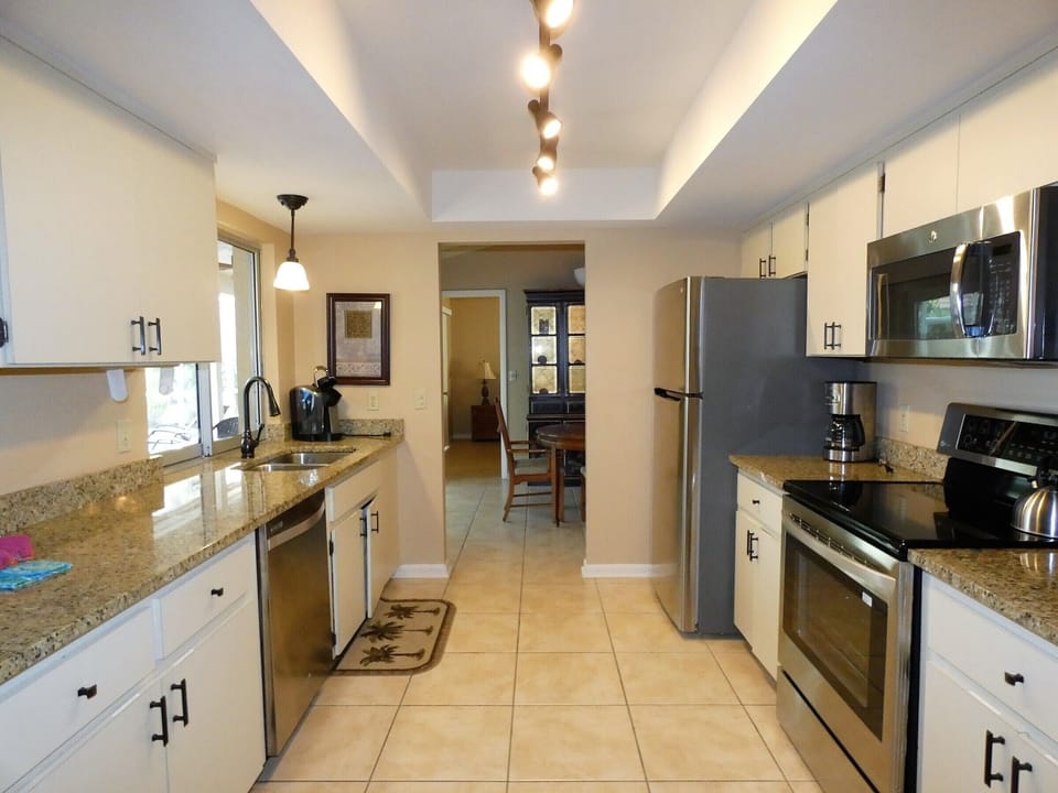 Fully furnished Kitchen with beautiful granite and stainless steel appliances 