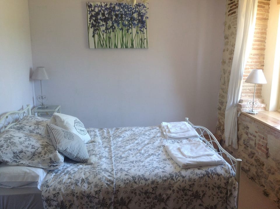 Double bedroom 2 overlooking back garden
