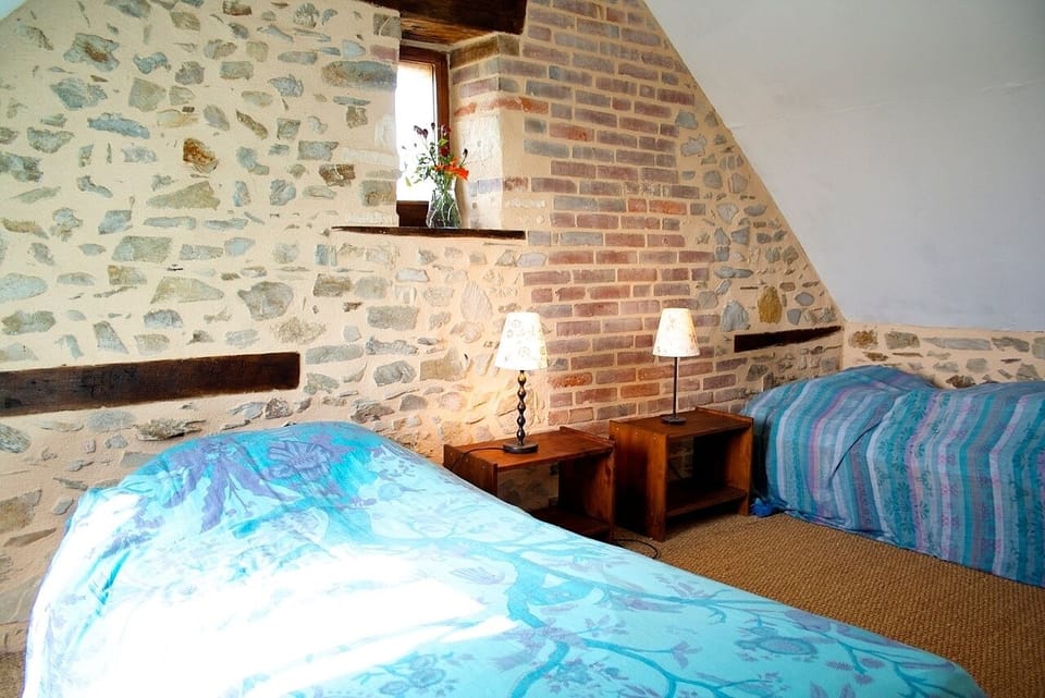 attic twin bedroom