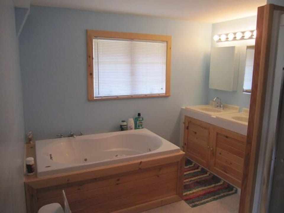 Master Bedroom Bathroom - jacuzzi tub
