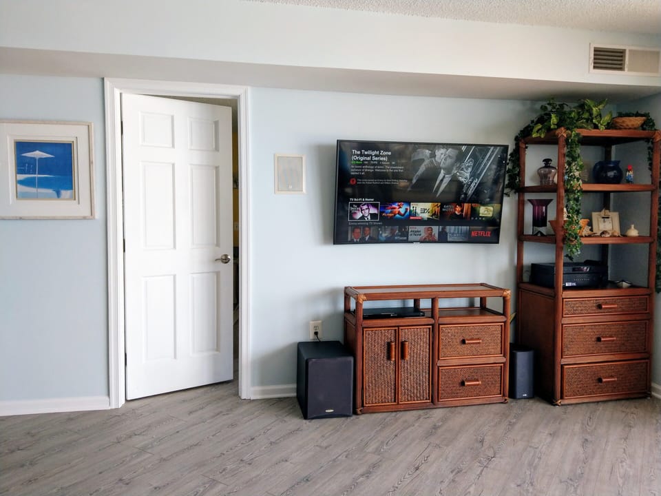 New Samsung  55 inch 4K High Definition TV with surround sound & Free NETFLIX.