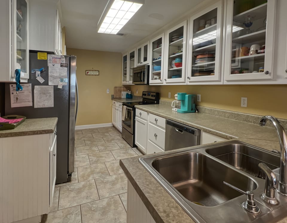 Spacious and comfortable coastal kitchen with lots of amenities 