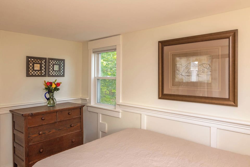 Door to twin bedroom/study is to left of dresser. 