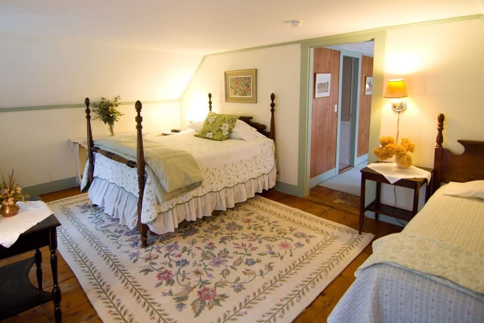 Room 1, In the historic wing of the Inn with wide pumpkin pine floors, private sitting room (loveseat pulls out to a twin sleeper), and a master bedroom with antique pineapple poster bed (queen) as well as a twin bed. Bath with shower. AC
Sleeps 2-4, Queen bed, twin bed, pull-out twin
