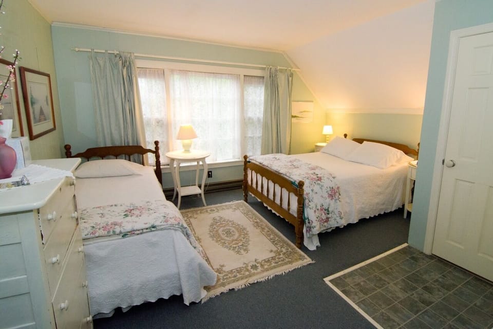 Room 7. Bright south facing windows, double bed and a twin bed, cottage green stripe curtains and pretty comforters. Bath with tub/shower. Very cute room Sleeps 2-3 Double bed, twin bed