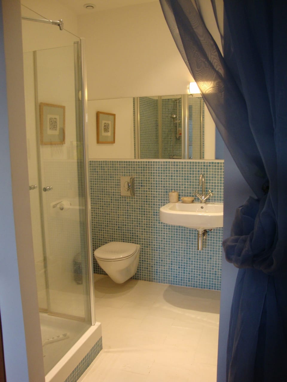 One of our en-suites, with loo, sink and shower