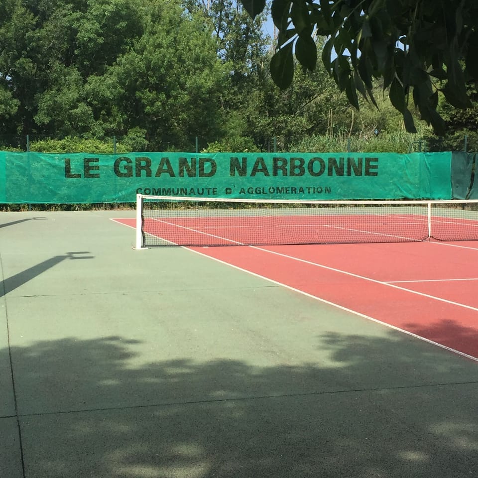 Free tennis court and boulaudrome in the village
