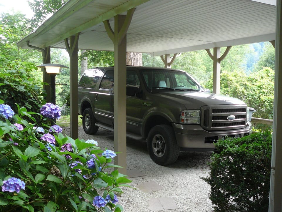 Lg. covered parking for big SUV or 2 small cars