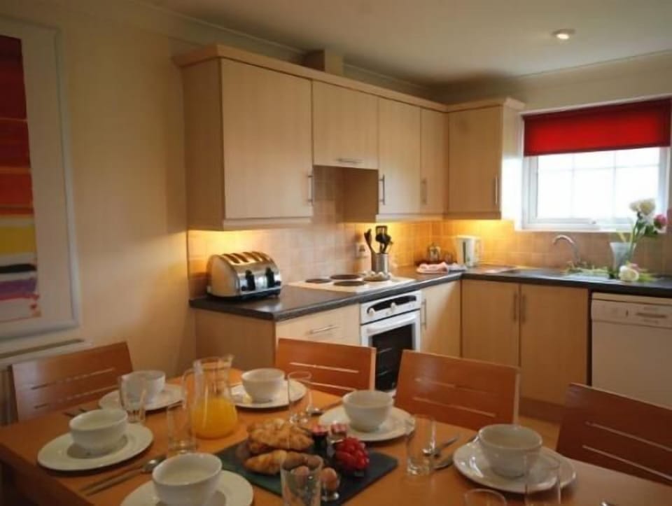 WE ALWAYS ENSURE OUR PROPERTIES ARE BEAUTIFULLY PRESENTED  DINING AREA IN KITCHE  