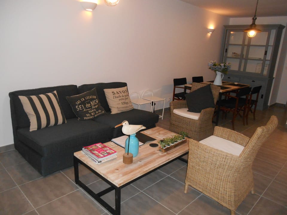 Sitting room and dining area
