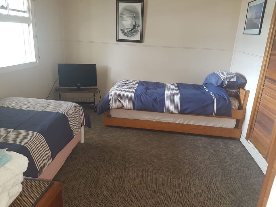 Front bedroom 2 singles with trundles overlooking lake 