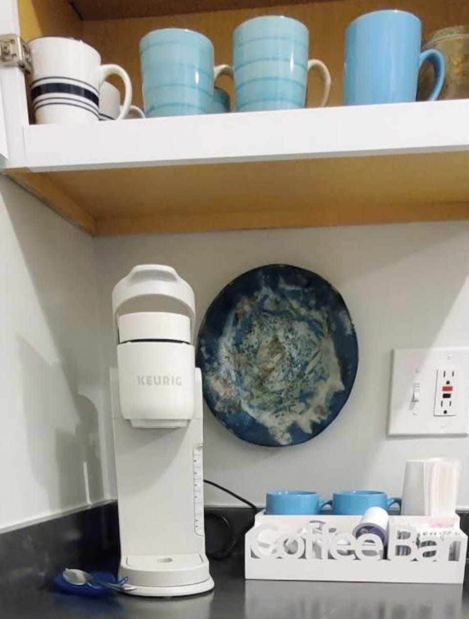 Keurig Coffee maker w/ coffee pods, sugar, Sweet and Low, creamers & teabags! 