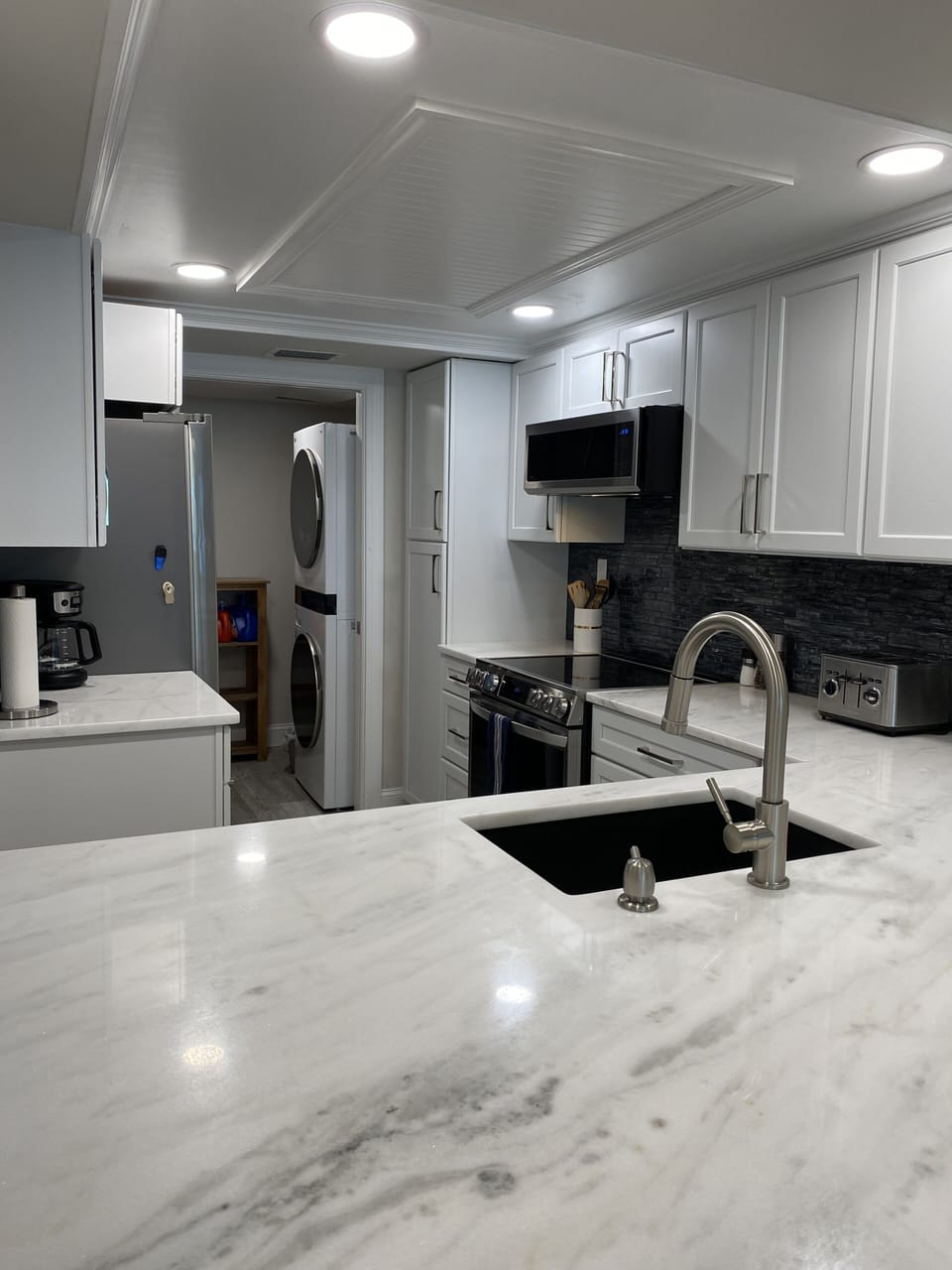 Kitchen + laundry w/full size washer and dryer