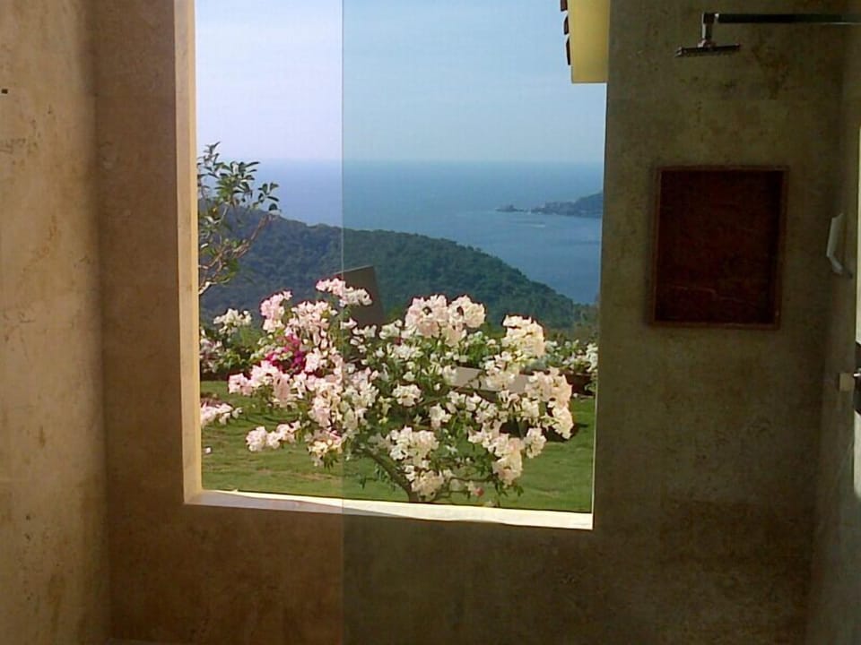 MARVELLOUS VIEW TO THE GARDEN AND SEA FROM THE Second bedroom En suite bathrom 