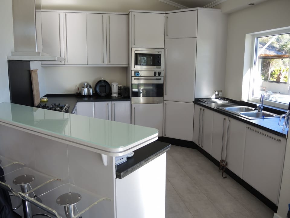 Kitchen and breakfast bar